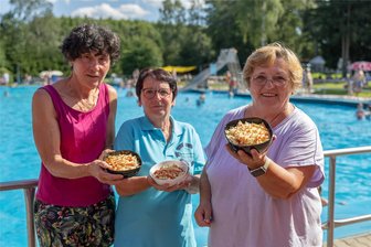 Nudel schlägt Pommes – Welche Snacks sind in Freibädern rund um Auerbach am beliebtesten? - Sie versorgen die Badegäste in Reumtengrün mit den berühmten Nudeln: Martina Schweizer, Manuela Schreier und Martina Anders (von links).