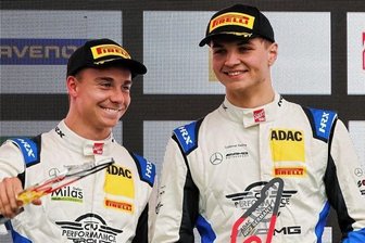 Nürburgring ist ein gutes Pflaster - Zweiter Sieg in der ADAC GT4 Germany: Simon Connor Primm (r.) und Teamkollege Jan Philipp Springob.