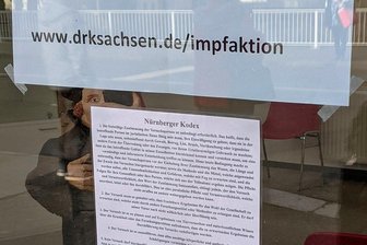 "Nürnberger Kodex" an Auer Impfstelle wirft Fragen auf - Dieser Aushang mit der Überschrift "Nürnberger Kodex" klebte kurze Zeit an einer Scheibe an der Impfambulanz am Schieck-Haus in Aue.