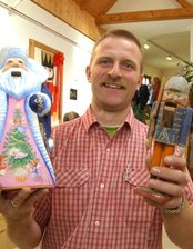 Nüsse knackende Gesellen sind das Metier des Erzgebirgers - 
              <p class="artikelinhalt">Uwe Löschner mit zwei der Nussknacker aus seinem Museum. </p>
            