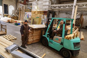 „Nugroma“ in Meerane meistert Standortwechsel mit etwas Ironie: „Umzug läuft - Chaos gehört dazu“ - Florian und Gerhard Höss (im Stapler) am alten Standort. Das Holzlager wird beräumt.