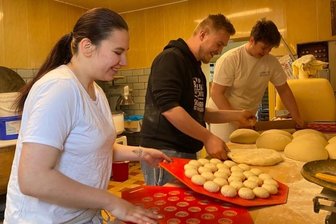 Null Bock auf Arbeit? Nicht in der Jugendbrigade Zeidler - Wer schaffen will, muss fröhlich sein. Nach einer Woche Urlaub öffnete der Zeidlers-Bäck in Unterheinsdorf am gestrigen Dienstag wieder. Am Montag wurden dafür in der Backstube die Vorbereitungen getroffen. Gesellin Angelina Wendt, Bäckermeister Tommy Leidereiter und Geselle Maximilian Ludwig (von links) beim Rollen und Stechen des Semmelteigs. 