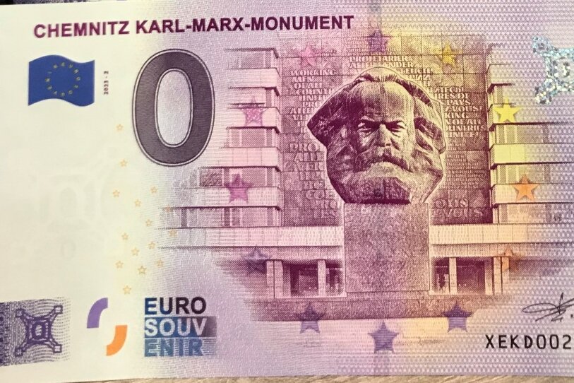 Null-Euro-Scheine mit Karl Marx: Das neueste Chemnitzer Souvenir - In der Tourist-Info zu haben: Null-Euro-Scheine mit Marx.