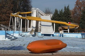Null Fortschritt in der Zwickauer "Nulle" - Tristesse im Pölbitzer Bad. Schon 2021 ist die Saison ausgefallen, weil zu viel repariert werden müsste, aber noch nichts geschehen ist.