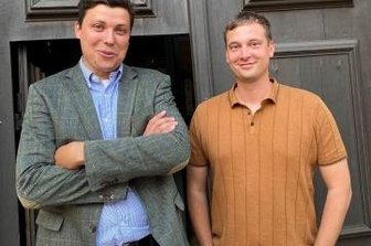"Nullerjahre"-Autor begeistert Zuhörer - Pfarrer Justus Geilhufe und Rapper Hendrik Bolz (rechts) vor der Veranstaltung.