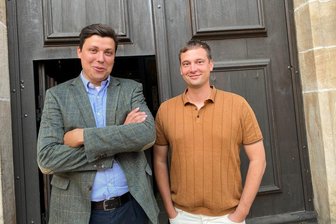 "Nullerjahre"-Autor in Freiberg: Rapper Hendrik Bolz denkt über nächstes Buch nach - Pfarrer Justus Geilhufe und Rapper Hendrik Bolz vor der Veranstaltung, die im Freiberger Dom stattfindet.