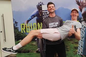 Nun also Afrika: Mittelsächsischer Fahrrad-Abenteurer startet bei Etappenrennen in Ruanda - Auf Händen getragen hat Daniel Gottschalk seinen Fahrrad-Kumpel Niklas Gathof nur fürs Foto. Beim Rwandan Epic müssen beide im Team und im Gelände harmonieren.