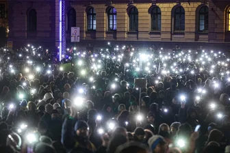 Nun auch in Chemnitz: Bündnisse planen Anti-Rechts-Demos - Zu Wochenbeginn waren in Leipzig mehrere tausend Menschen gegen Rechtsextremisums auf die Straße gegangen. Nun soll es auch in Chemnitz vergleichbare Kundgebungen geben.