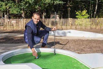 Nun auch Minigolf am Stausee - Der Geschäftsführer des Stausee-Betreibers Eissport und Freizeit GmbH, Sascha Brandt, an der Minigolf-Anlage. Sie befindet sich am Haupteingang zum See und soll ganzjährig genutzt werden können. 