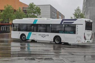 Nun doch: Chemnitzer Verkehrs-AG will künftig auch Elektrobusse einsetzen - Ein Elektrobus des ungarischen Herstellers Ikarus war Anfang Juni in Chemnitz auf der Ringbuslinie 82 im Einsatz. Das Fahrzeug soll einen sehr überzeugenden Eindruck gemacht haben. Nun plant der Nahverkehrsbetrieb CVAG weitere Tests und denkt über die Anschaffung batteriebetriebener Fahrzeuge nach.