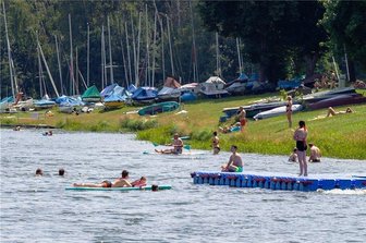 Nun drohen Bußgelder: Freizeitspaß auf der Talsperre Pöhl neu geregelt - Es ist Urlaubszeit an der Talsperre Pöhl. Gebadet werden kann an vielen Stellen. Verbotsstellen sind mit Bojen gekennzeichnet.