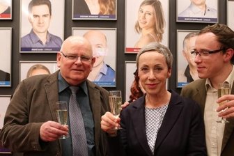 Nun wieder: Eine Feier zur Premiere - Schauspielerin Ute Menzel mit Ehemann Dieter Maas und Sohn Jonas bei der Premierenfeier zum "Besuch der alten Dame" im Gewandhaus. 