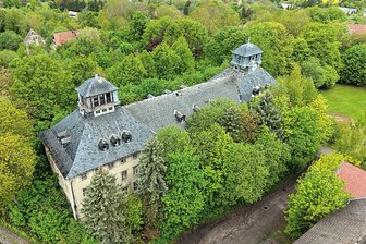 Nur 10 Kilometer vor Freiberg: Wer traut sich an das Denkmal mit den Glockentürmen? - Das Hauptgebäude des ehemaligen Kinderheims im Oberschönaer Ortsteil Bräunsdorf wird versteigert. Das Mindestgebot sind 25.000 Euro.