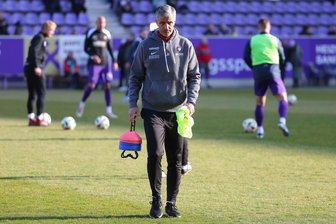 Nur 14 Feldspieler im Training: FC Erzgebirge Aue geht vor dem Spiel gegen Stuttgart II auf dem Zahnfleisch - Nur 14 Feldspieler zur Verfügung hat derzeit FCE-Trainer Jens Härtel, hier vorm Spiel gegen Mannheim.