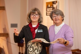 Nur 15 Tage Urlaub und 1,64 Mark Stundenlohn: So erging es vogtländischen Textilarbeiterinnen - Katrin Färber hat die Sonderausstellung in der Fabrik der Fäden kuratiert, rechts im Bild: Martina Denecke.