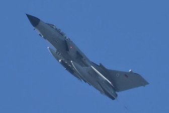 Nur 180 Meter über Grund: Kampfflugzeug im Tiefflug sorgt im Erzgebirge für Aufsehen - Das Foto zeigt das Kampfflugzeug über Schneeberg.
