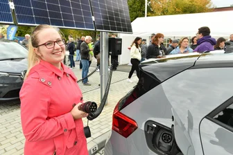 Nur 3 von 16 Wallboxen für E-Autos vermietet: So kommen Interessenten in Freiberg zum Anschluss - Lea Schulze war im September 2022 die erste Mieterin, die ihr E-Auto auf dem neuen Parkplatz am Franz-Kögler-Ring in Freiberg geladen hat. Sie ist bis heute begeistert.