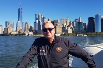 Nur 50 Euro für ein WM-Ticket: Ein Superfan verrät, wie das geht - André Rolli vor der Skyline New Yorks.