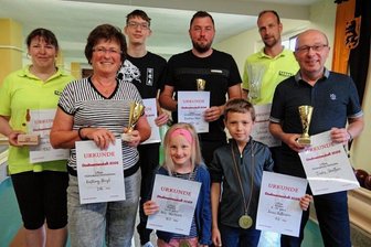 Nur 8,5 Punkte Unterschied entscheiden das Männerfinale - Die neuen Oelsnitzer Stadtmeister im Kegeln. Hinten von links Ina Stark, Lennard Datschkus, Felix Bechler und Marco Schmidt. Vorn von links Birgit Kießling, Nele Hanitzsch, Jonas Hoffmann und Steffen Dietz. Zur Siegerehrung fehlte Theresia Wappler.