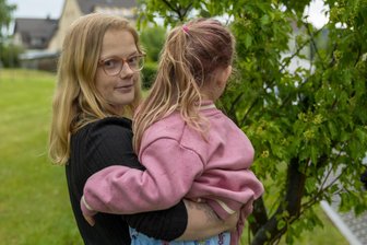Nur Absagen von der Fahrschule: Vogtländerin braucht Führerschein für ihren Traumjob - Maxi Kühn mit ihrer Tochter. Recht bald wird diese ihre Mutter bei der Körpergröße eingeholt haben.