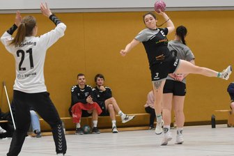 Nur acht Minuten Flaute: Weißenborner Handballerinnen sind zurück in der Spur - Michelle Richter (r.) erzielte vier Treffer beim Heimerfolg gegen Schneeberg und steht nun bei 26 Saisontoren.