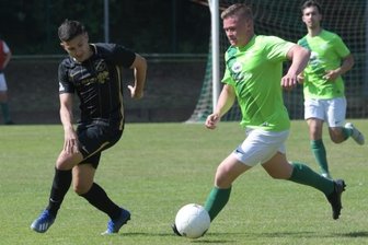 Nur Auerhammer holt Punkte - Traf beim 3:1-Sieg des SV Auerhammer in Thalheim doppelt: Mohamed Khemiri (l.), der hier Niels Hanse im Fokus hat.