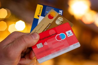 Nur Bares ist Wahres: Ohne Bargeld im Erzgebirge auf dem Weihnachtsmarkt – Geht das? - Mit Karte für Glühwein, Bratwurst oder Krapfen zahlen: Geht das auf den erzgebirgischen Weihnachtsmärkten? „Freie Presse“ hat sich umgeschaut.