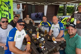 Nur dabei statt mittendrin - Neun Männer aus Altenburg haben das Sachsenring-Wochenende am Stausee Oberwald verbracht - mit einem Fernseher, Fleisch vom Grill, Fassbier, Eierlikör sowie Ibuprofen-Tabletten gegen die Kopfschmerzen.