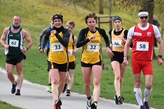 Nur das Wetter spielt nicht mit - Doppelsieg für den gastgebenden LAV Reichenbach: Brit Schröter (Nr. 33) gewann bei den Seniorinnen W45 vor ihrer Schwester Bianca Schenker (Nr. 32).