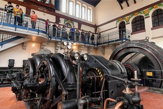 Nur der Hahn darf am Montag nicht krähen: Fünf Tipps für das lange Wochenende in Mittelsachsen - Besucher des Wasserkraftwerks Mittweida können den Generator von 1923 bestaunen. Im Bild Schüler der Brückenberg-Förderschule Schwarzenberg im Jahr 2020. 