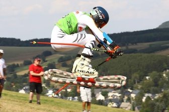 "Nur der Sturz musste nicht sein" - Lukas Richter vom Grasskiteam Erzgebirge während des Sprungs beim Super-G. Wenig später musste auch Vater Torsten Richter (r.) mit ansehen, wie eine Rolle brach und sein Sohn stürzte. 