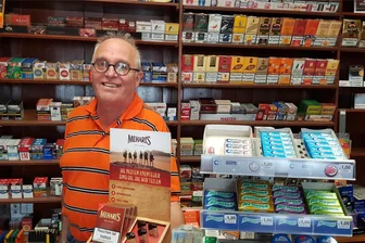 Nur der Tabakladen bleibt: Thomas Schirmer schließt Juwelier am Oelsnitzer Markt - Thomas Schirmer in seinem Tabakladen, den er weiterhin betreibt. Den benachbarten Juwelier hat er geschlossen.