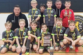 Nur der VfL Halle ist für Merkur-Talente zu stark - Die erfolgreiche Oelsnitzer Vertretung: (oben von links) Trainer Kai Simmler, Eddy Schneider, Mannschaftsleiter Lenny Macal, Niclas Lang, Trainer Denny Tröger, Mats Fernow; vorne von links: Noah Simmler, Kurt Gerschau, Levi Macal, Nick Schindler, John Wurzer und Michl Tröger.