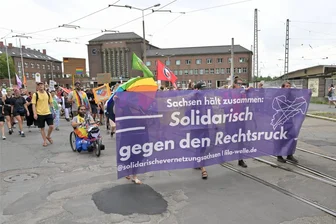 „Nur die AfD!“ gegen „Nazis raus!“: Schlagabtausch zwischen Passant und Demonstranten bei Demo gegen Rechtsextremismus in Zwickau - Eine Demo gegen Rechtsextremismus in Zwickau startete am Hauptbahnhof und verlief neben dem Stadtfest-Geschehen.