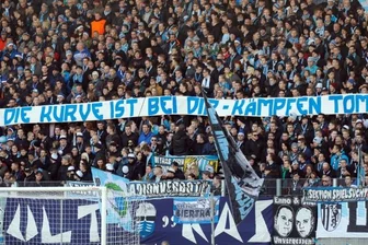 Nur die CFC-Fans zeigen Emotionen - Die CFC-Fans standen wie eine Wand gegen Regensburg hinter ihrer Mannschaft, widmeten dem lange Zeit verletzten Abwehrspieler Tom Scheffel ein Extraplakat.