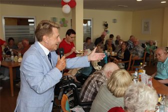 „Nur die Liebe zählt“: Schlagerlegende Hans-Jürgen Beyer spielt in Zwickauer Pflegeheim - Hans-Jürgen Beyer singt zu den Leuten.