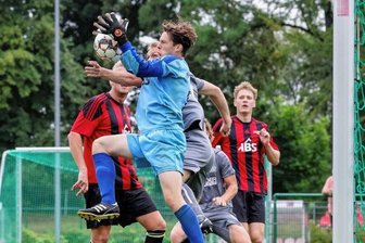 Nur die Tore fehlen beim Derby der Zwickauer in Oberlungwitz - Hielt seinen Kasten auch unter Bedrängnis sauber: Torwart Philipp Noack vom ESV Lok Zwickau.