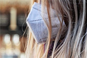 Nur drei von zwölf Masken sind empfehlenswert - Für einen Schutz vor dem Coronavirus muss die FFP2-Maske gut anliegen.