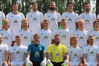 Nur Drinbleiben zählt - Der FSV Marienberg beginnt die Spielzeit diesen Sonnabend gegen Blau-Weiß Leipzig. Die Landesliga stellt für Trainer Ronny Rother und seine Mannschaft das Limit dar: "Für uns ist die Landesliga das, was für Bayern München die Champions League ist." Dem Kader von Motor Marienberg, der sich in der Landesliga behaupten will, gehören an:Tor: Toni Grabowski, Sandro Breitfeld; Abwehr: Tim Graubner, Pierre Bauer, Marcus Neubauer, Robin Rösch, Julian Schröter, Eric Richter; Mittelfeld: Kilian Gerlach, Danny Gottschalk, Benjamin Last, Clemens Otto, Kevin Matthes, Kevin Werner, Max Flade, Norman Fischer; Angriff: Maximilian Schreiter, Dirk Ruttloff, Ishaaq Tizro Pirbazari, Kenny Schmidt und Charlie Baude. Betreut werden sie von Cheftrainer: Ronny Rother, Assistenztrainer Julius Weber und Mannschaftsleiter Silvio Haag. 