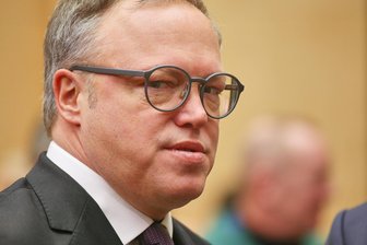 Nur ein bisschen abgeschrieben? Worum es im Plagiats-Streit zwischen Mario Voigt und TU Chemnitz geht - Der Thüringer Ministerpräsident Mario Voigt (CDU) will gegen den Entzug seines Doktortitels klagen.