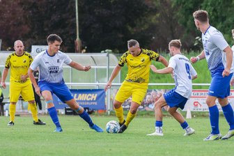 Nur ein Heimsieg am ersten Spieltag: Was die Trainer zum Saisonauftakt in der Fußball-Westsachsenliga sagen - Die Neuzugänge des SV Lok Glauchau-Niederlungwitz haben am Sonntag abgeliefert: Philipp Wolf (am Ball) erzielte beim VfB Empor Glauchau II das 2:1. In der ersten Halbzeit hatte bereits Mirko Möckel (ganz links) getroffen.