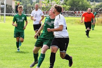 Nur ein Liganeuling kann punkten - Alexander Beine (3. v. l.) und sein BSV Zschopautal mussten sich dem ESV Zschorlau trotz vollen Einsatzes mit 1:2 geschlagen geben.