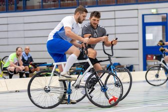 Nur ein Sieg: Freiberger Radballer fahren in Großenhain hinterher - Die Radballer des TV Freiberg II um Dustin Schmidt (v.) konnten am 2. Spieltag nur 3 Punkte aus 4 Spielen einfahren.