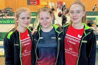 Nur eine Sorgauerin übersteht Vorrunde - Das Damen-Trio der SG Sorgau: Mary-Ann Staffa, Emily Kaden und Debora Neuber (von links).