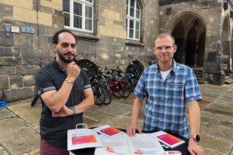 Nur einen Tag nach der Wahl: Warum Neu-Landtagsmitglied Ronny Kupke schon wieder an einem BSW-Stand steht - Enrico Hilbert (l.) und Ronny Kupke standen nur einen Tag nach der Wahl schon wieder an einem BSW-Stand.
