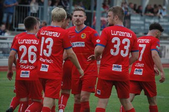 Nur einen Tag nach seinem Karriereende: Ex-CFC-Profi Robert Zickert stand in der 7. Liga wieder auf dem Platz - Landesklasse statt Regionalliga: Robert Zickert (Mitte) tritt jetzt bei den Amateuren in Lunzenau gegen den Ball.