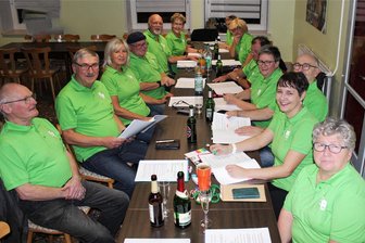 Nur für Erwachsene: Dorftheater Langenreinsdorf probt für neues Stück - Mitglieder des Dorftheaters in ihren neuen einheitlichen Poloshirts beim sogenannten „Einlesen“ des neuen Stücks.