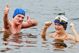 Nur für Mutige: Vogtländer steigen bei 5 Grad Celsius in die winterliche Talsperre Pöhl - Ralph Kecke und Stefanie Renz genossen das Bad im Pöhler Stausee. 