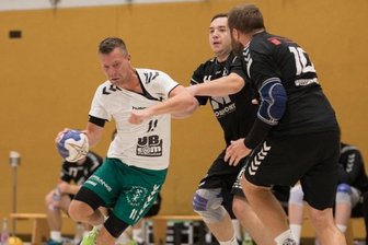 Nur Gäste brennen Feuerwerk ab - Starker Auftritt: Die Handballer der HSG II um Martin Steinfeld waren von der Rotation-Abwehr nur schwer zu stellen. 