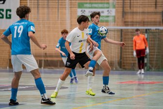 Nur gegen den Chemnitzer FC verloren: Nachwuchskicker des BSC Freiberg überzeugen beim eigenen Turnier - Für die B-Junioren des BSC um Cyril Raebiger (M.) kam im Halbfinale gegen den CFC das Stoppzeichen.